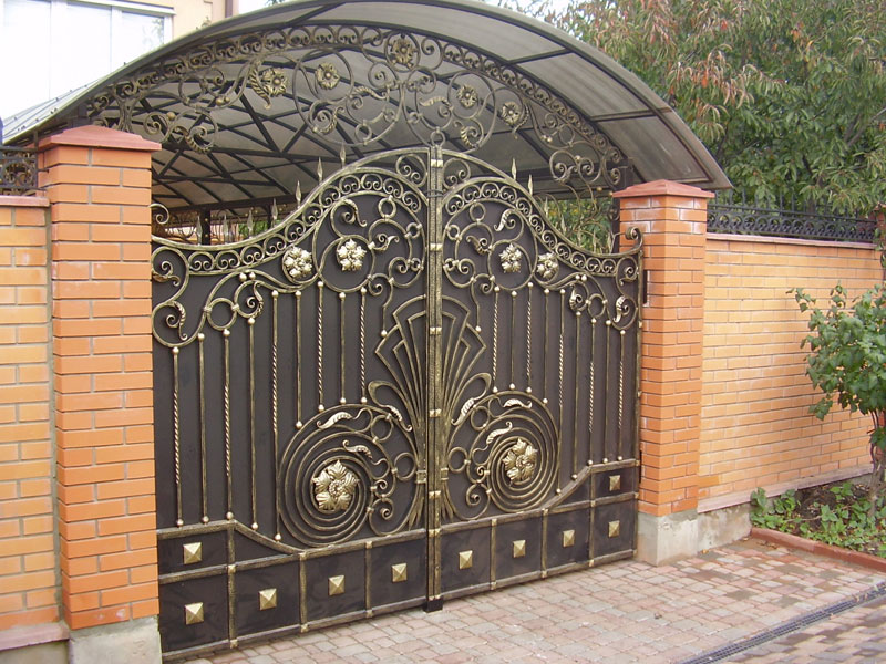 Готовые металлические изделия. Kovtorgmsc кованые ворота. Красивые ворота. Красивые кованые ворота. Красивые металлические ворота.